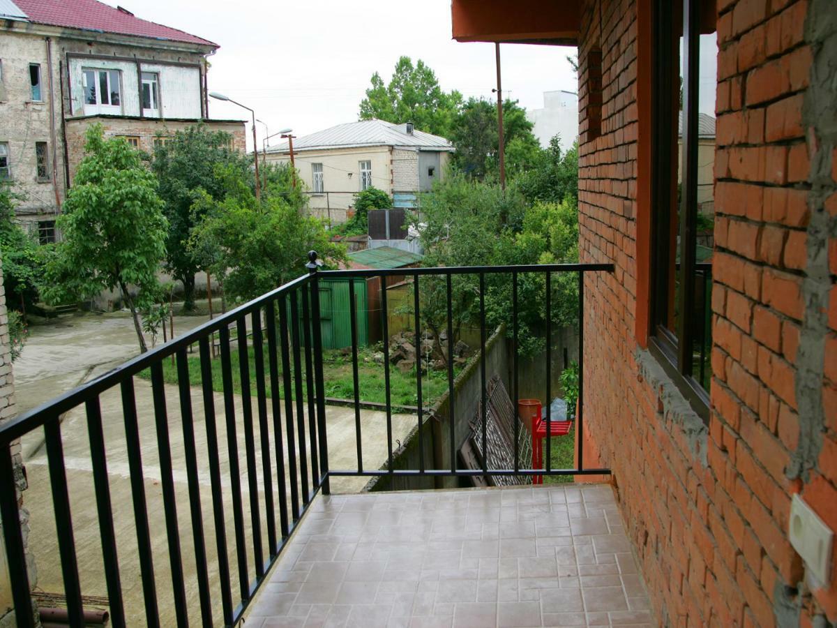 Two Towers Guest House Kutaisi Exterior photo