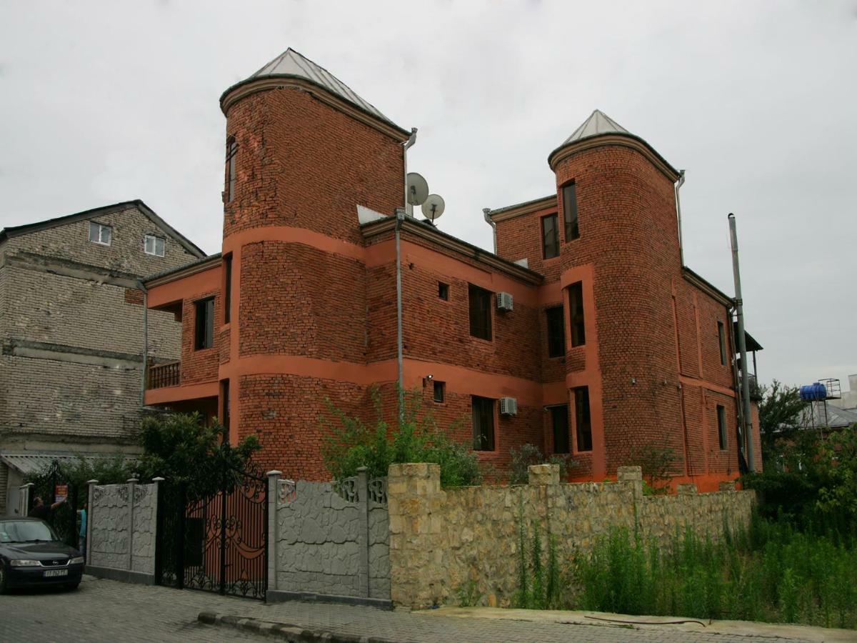 Two Towers Guest House Kutaisi Exterior photo